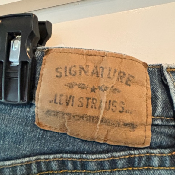 Levi’s Sugnature Relaxed Fit jeans.  Size 30x30 - Picture 3 of 6